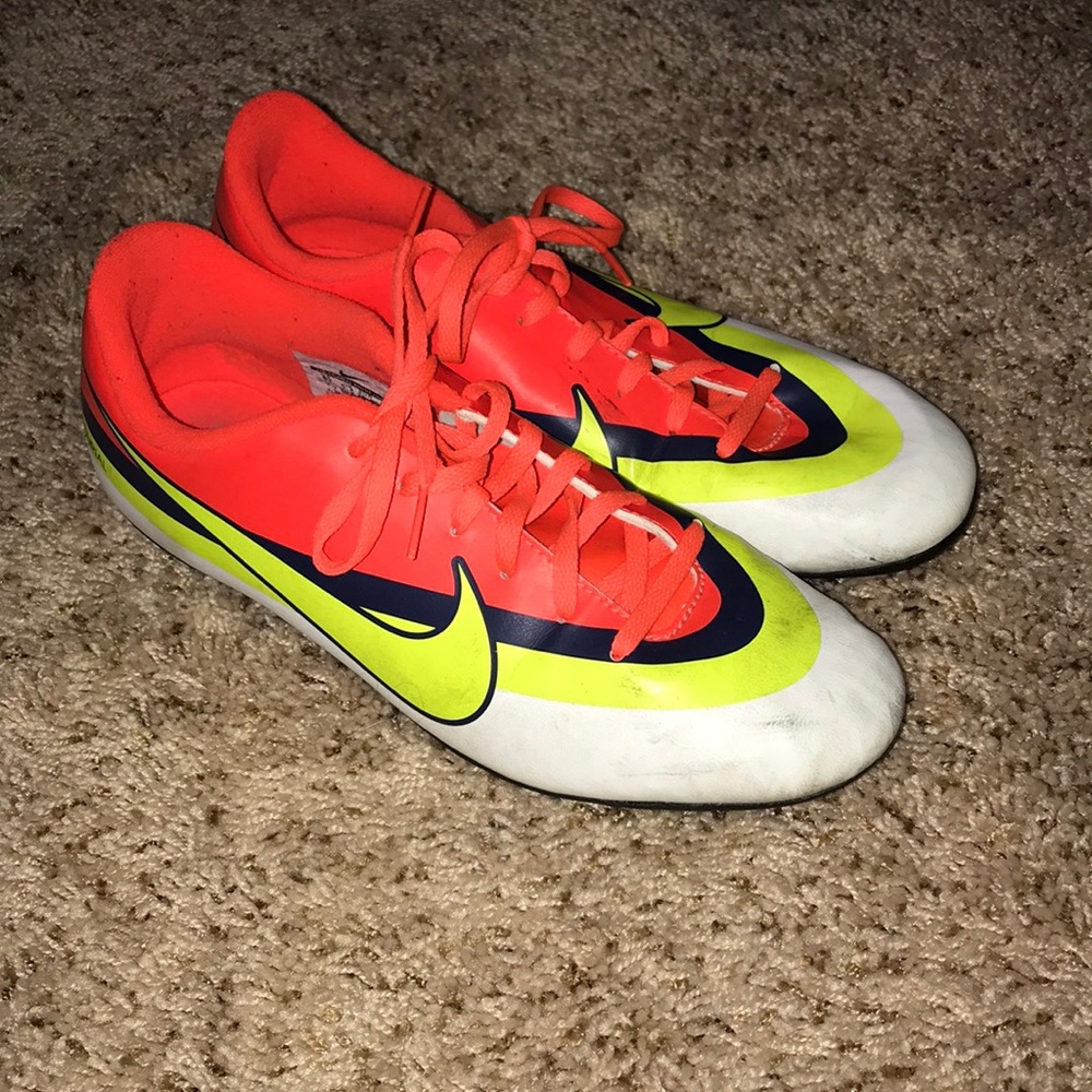 Nike Girls soccer cleats size 6